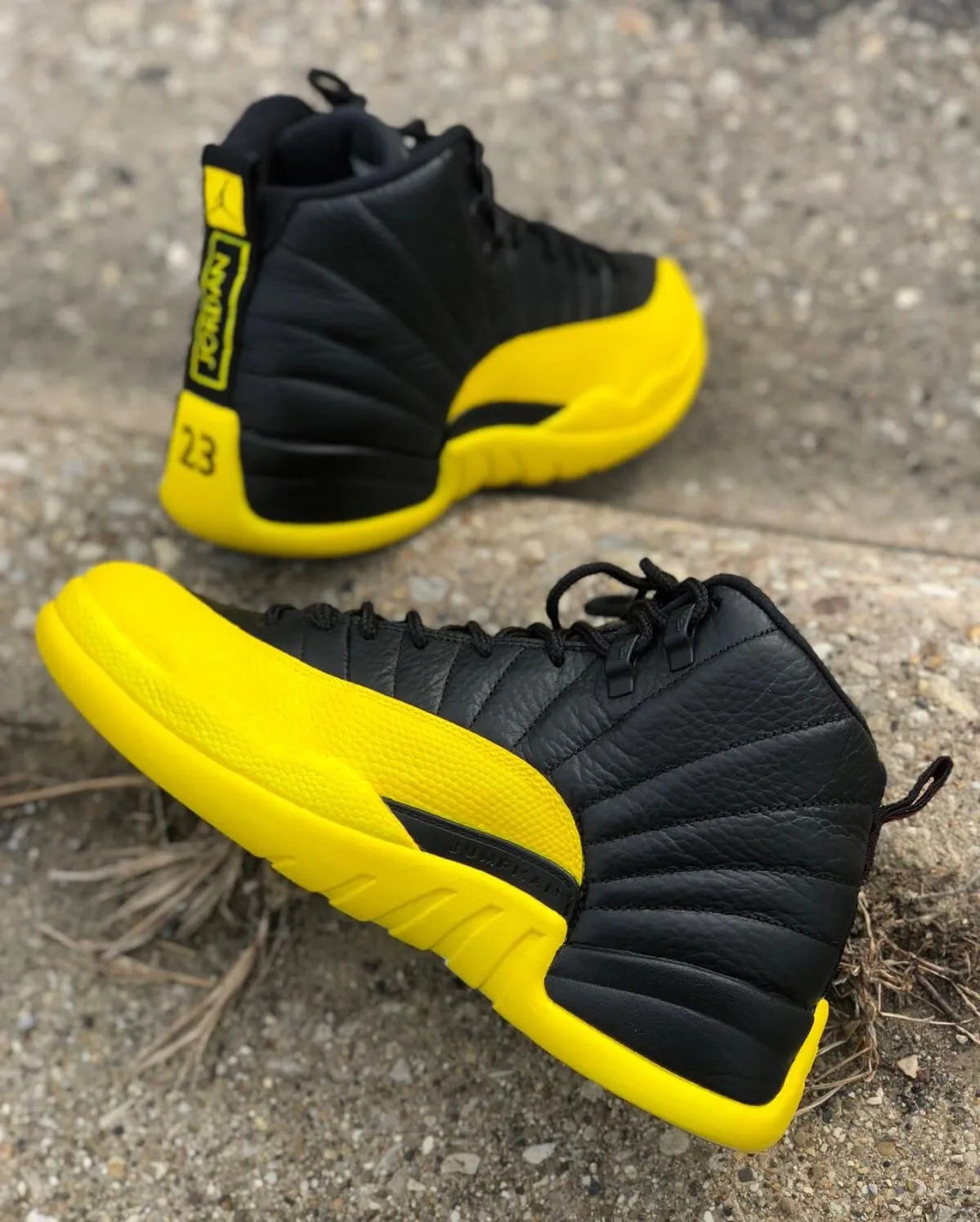 Jordan Retro 12 Negra Amarilla