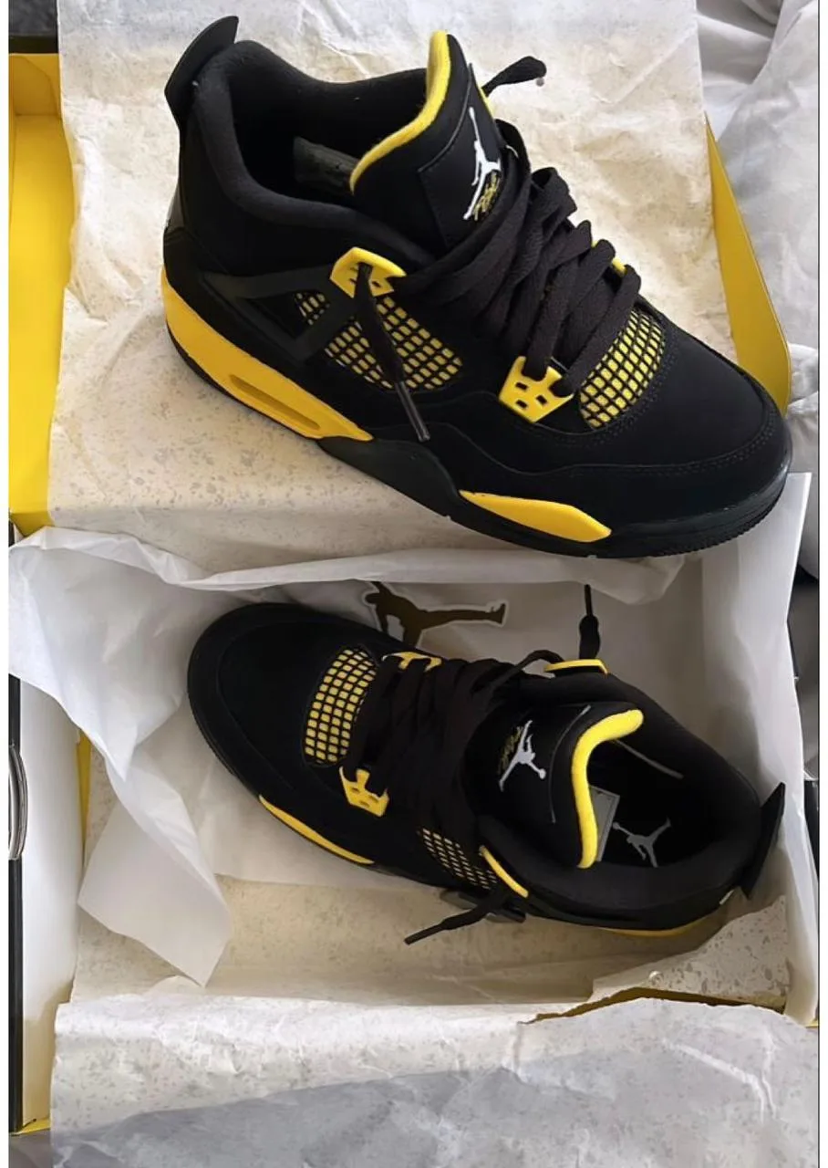 Jordan Retro 4 Negra Amarilla