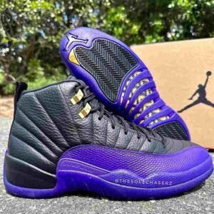 Jordan retro 12 negra morada